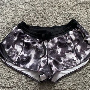 Lululemon Hotty Hot Short (size 8)